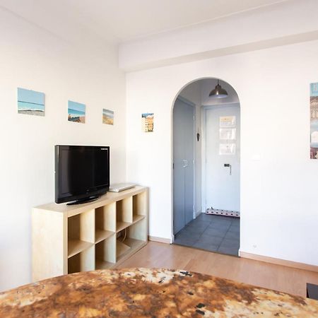 Nice Center - Bright Studio Balcony Wifi & Aircon Apartment Luaran gambar