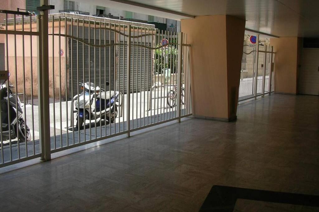Nice Center - Bright Studio Balcony Wifi & Aircon Apartment Luaran gambar