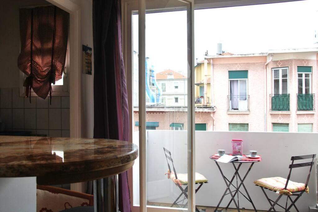 Nice Center - Bright Studio Balcony Wifi & Aircon Apartment Luaran gambar