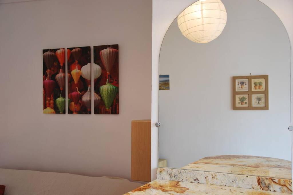 Nice Center - Bright Studio Balcony Wifi & Aircon Apartment Luaran gambar