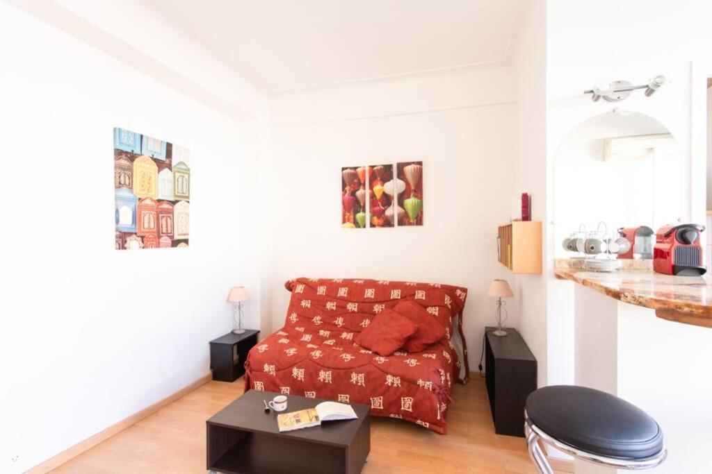 Nice Center - Bright Studio Balcony Wifi & Aircon Apartment Luaran gambar