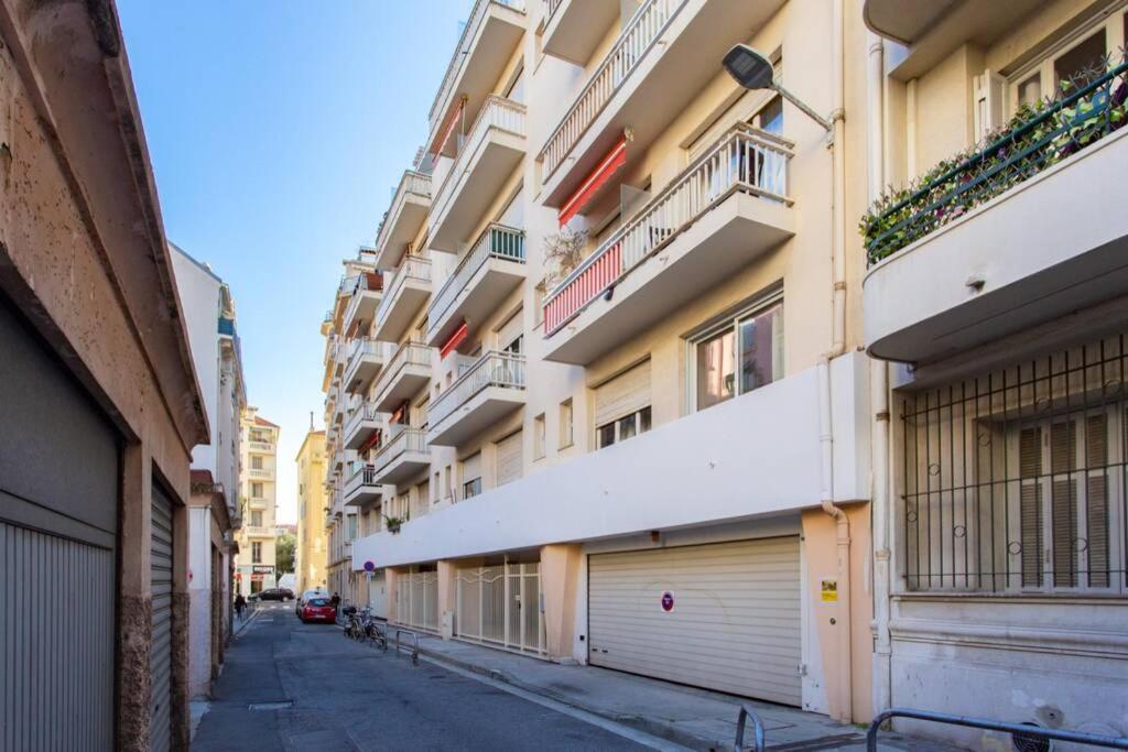 Nice Center - Bright Studio Balcony Wifi & Aircon Apartment Luaran gambar