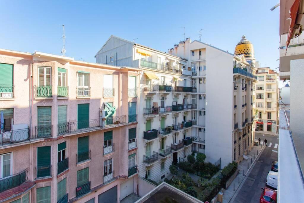 Nice Center - Bright Studio Balcony Wifi & Aircon Apartment Luaran gambar