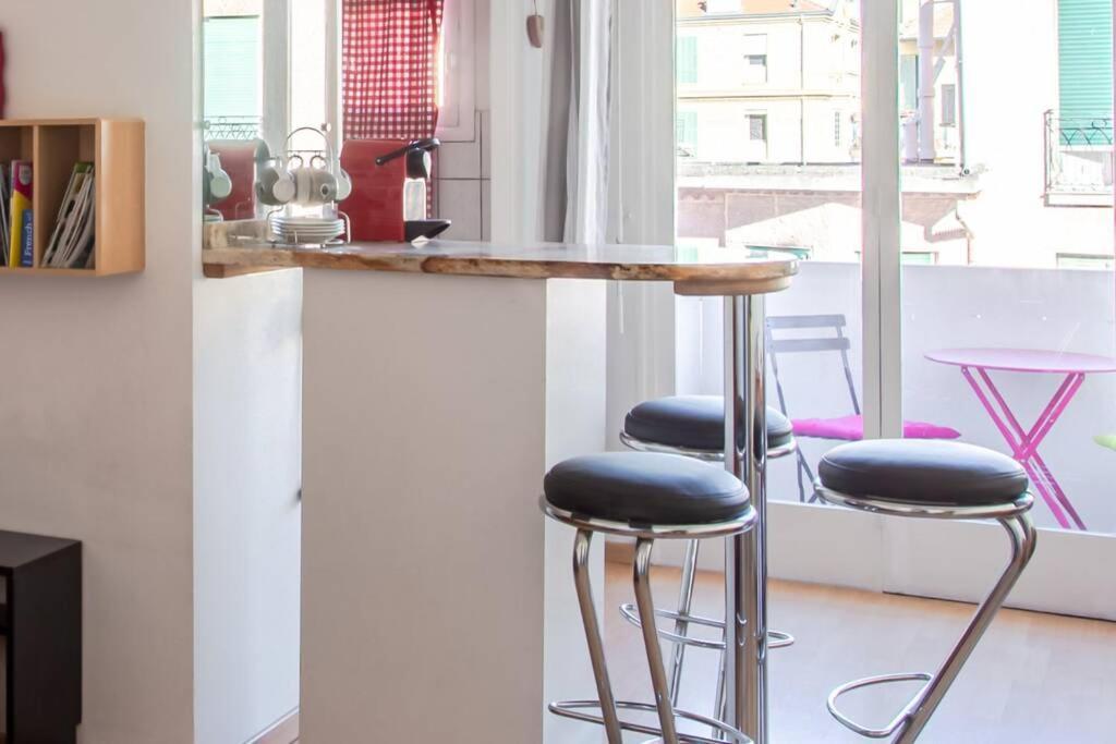 Nice Center - Bright Studio Balcony Wifi & Aircon Apartment Luaran gambar
