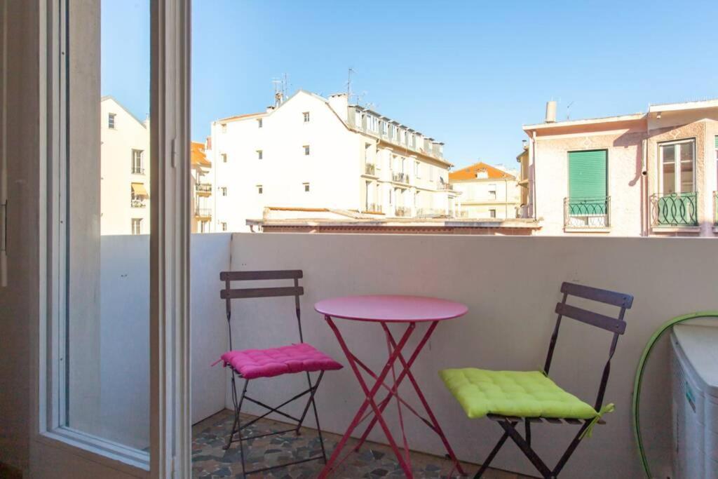 Nice Center - Bright Studio Balcony Wifi & Aircon Apartment Luaran gambar