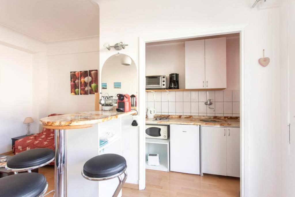 Nice Center - Bright Studio Balcony Wifi & Aircon Apartment Luaran gambar