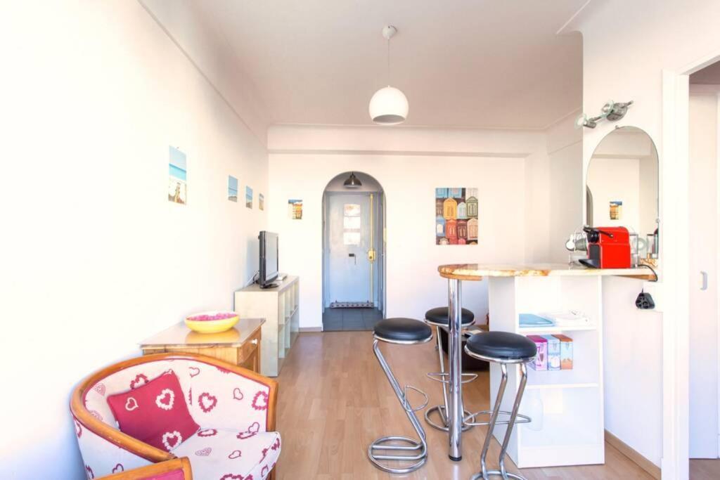 Nice Center - Bright Studio Balcony Wifi & Aircon Apartment Luaran gambar